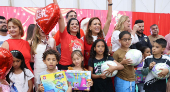 Gracinha Caiado leva a magia do Natal do Bem com a entrega de brinquedos a crianças de Formosa